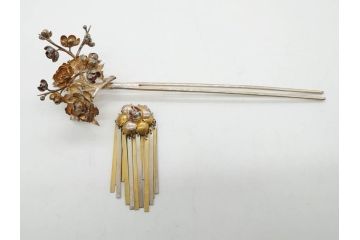 時代物　銀製簪　彫金　びらびら　珊瑚?　繊細な彫りに見惚れるかんざし一対(花、和装小物、髪飾り、アクセサリー、木箱付き)(R-080554)
