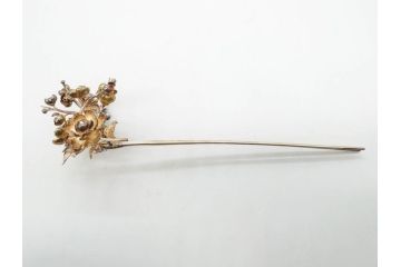 時代物　銀製簪　彫金　びらびら　珊瑚?　繊細な彫りに見惚れるかんざし一対(花、和装小物、髪飾り、アクセサリー、木箱付き)(R-080554)