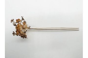 時代物　銀製簪　彫金　びらびら　珊瑚?　繊細な彫りに見惚れるかんざし一対(花、和装小物、髪飾り、アクセサリー、木箱付き)(R-080554)
