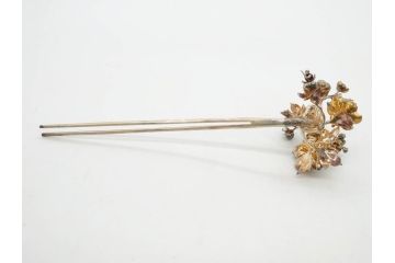 時代物　銀製簪　彫金　びらびら　珊瑚?　繊細な彫りに見惚れるかんざし一対(花、和装小物、髪飾り、アクセサリー、木箱付き)(R-080554)