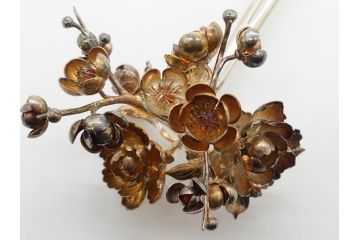 時代物　銀製簪　彫金　びらびら　珊瑚?　繊細な彫りに見惚れるかんざし一対(花、和装小物、髪飾り、アクセサリー、木箱付き)(R-080554)