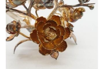 時代物　銀製簪　彫金　びらびら　珊瑚?　繊細な彫りに見惚れるかんざし一対(花、和装小物、髪飾り、アクセサリー、木箱付き)(R-080554)