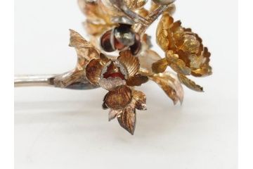時代物　銀製簪　彫金　びらびら　珊瑚?　繊細な彫りに見惚れるかんざし一対(花、和装小物、髪飾り、アクセサリー、木箱付き)(R-080554)