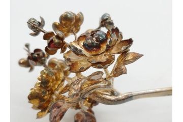 時代物　銀製簪　彫金　びらびら　珊瑚?　繊細な彫りに見惚れるかんざし一対(花、和装小物、髪飾り、アクセサリー、木箱付き)(R-080554)