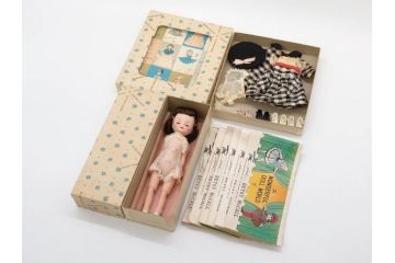 Tiny Betsy McCall(タイニー・ベッツィー・マッコール)　パッチリとした瞳が愛らしい人形と服や小物セット(ファッションドール、着せ替え人形、女の子、目つむり人形、アメリカ、ブリンキング・アイ、外箱付き)(R-080556)