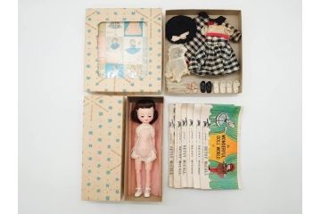 Tiny Betsy McCall(タイニー・ベッツィー・マッコール)　パッチリとした瞳が愛らしい人形と服や小物セット(ファッションドール、着せ替え人形、女の子、目つむり人形、アメリカ、ブリンキング・アイ、外箱付き)(R-080556)