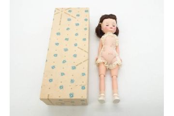 Tiny Betsy McCall(タイニー・ベッツィー・マッコール)　パッチリとした瞳が愛らしい人形と服や小物セット(ファッションドール、着せ替え人形、女の子、目つむり人形、アメリカ、ブリンキング・アイ、外箱付き)(R-080556)