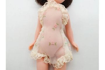 Tiny Betsy McCall(タイニー・ベッツィー・マッコール)　パッチリとした瞳が愛らしい人形と服や小物セット(ファッションドール、着せ替え人形、女の子、目つむり人形、アメリカ、ブリンキング・アイ、外箱付き)(R-080556)