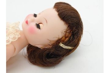 Tiny Betsy McCall(タイニー・ベッツィー・マッコール)　パッチリとした瞳が愛らしい人形と服や小物セット(ファッションドール、着せ替え人形、女の子、目つむり人形、アメリカ、ブリンキング・アイ、外箱付き)(R-080556)