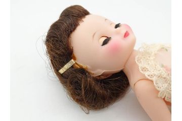 Tiny Betsy McCall(タイニー・ベッツィー・マッコール)　パッチリとした瞳が愛らしい人形と服や小物セット(ファッションドール、着せ替え人形、女の子、目つむり人形、アメリカ、ブリンキング・アイ、外箱付き)(R-080556)