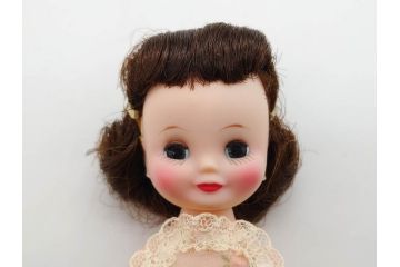 Tiny Betsy McCall(タイニー・ベッツィー・マッコール)　パッチリとした瞳が愛らしい人形と服や小物セット(ファッションドール、着せ替え人形、女の子、目つむり人形、アメリカ、ブリンキング・アイ、外箱付き)(R-080556)