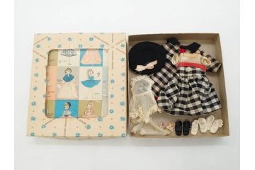 Tiny Betsy McCall(タイニー・ベッツィー・マッコール)　パッチリとした瞳が愛らしい人形と服や小物セット(ファッションドール、着せ替え人形、女の子、目つむり人形、アメリカ、ブリンキング・アイ、外箱付き)(R-080556)