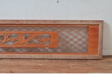 アンティーク建具　彫刻入り　松竹梅が彫り込まれた縁起の良いデザインが魅力的な組子欄間2枚セット(明り取り、明かり取り)(R-080564)