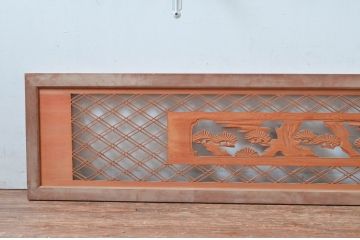 アンティーク建具　彫刻入り　松竹梅が彫り込まれた縁起の良いデザインが魅力的な組子欄間2枚セット(明り取り、明かり取り)(R-080564)