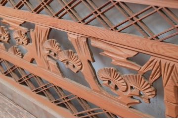 アンティーク建具　彫刻入り　松竹梅が彫り込まれた縁起の良いデザインが魅力的な組子欄間2枚セット(明り取り、明かり取り)(R-080564)