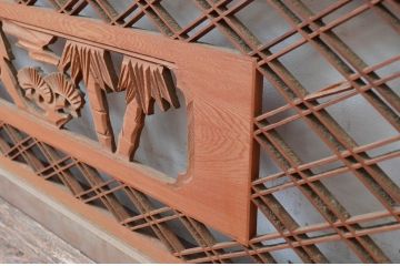 アンティーク建具　彫刻入り　松竹梅が彫り込まれた縁起の良いデザインが魅力的な組子欄間2枚セット(明り取り、明かり取り)(R-080564)