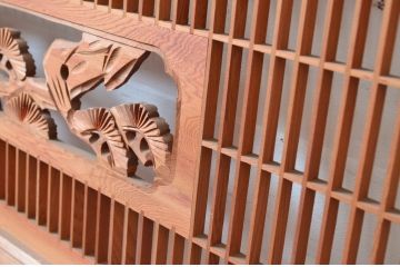 アンティーク建具　彫刻入り　松竹梅が彫り込まれた縁起の良いデザインが魅力的な組子欄間2枚セット(明り取り、明かり取り)(R-080565)