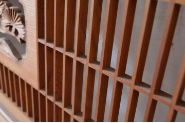 アンティーク建具　彫刻入り　松竹梅が彫り込まれた縁起の良いデザインが魅力的な組子欄間2枚セット(明り取り、明かり取り)(R-080565)