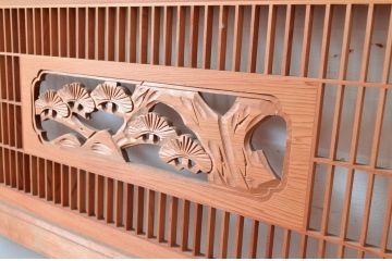 アンティーク建具　彫刻入り　松竹梅が彫り込まれた縁起の良いデザインが魅力的な組子欄間2枚セット(明り取り、明かり取り)(R-080565)