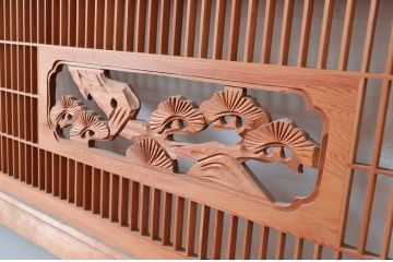 アンティーク建具　彫刻入り　松竹梅が彫り込まれた縁起の良いデザインが魅力的な組子欄間2枚セット(明り取り、明かり取り)(R-080565)