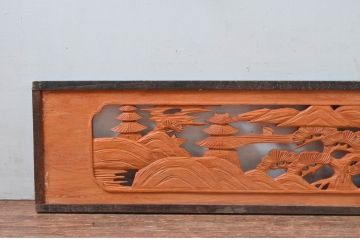 ビンテージ建具　屋久杉　松の木と風景の彫刻が風情を感じる彫刻欄間2枚セット(明かり取り、明り取り、ヴィンテージ)(R-080567)