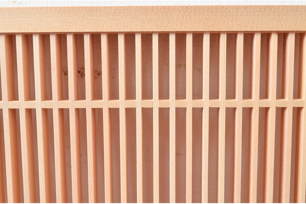 新古　未使用建具　枠(框)なし　細かな縦格子が美しい筬欄間2枚セット　(R-080570)