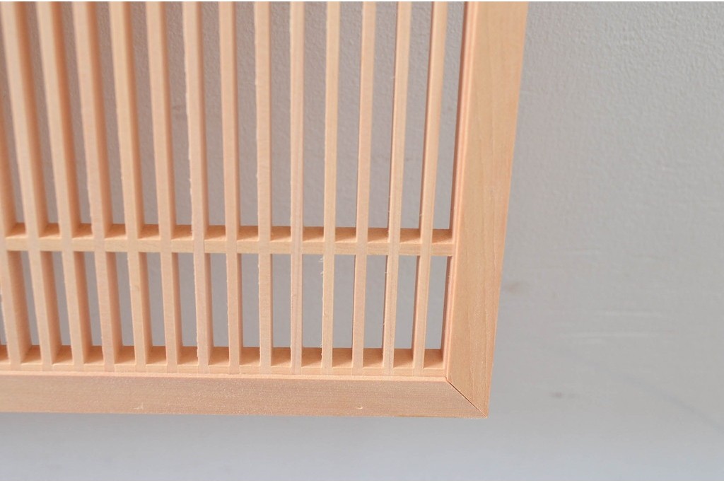 新古　未使用建具　枠(框)なし　細かな縦格子が美しい筬欄間2枚セット　(R-080570)