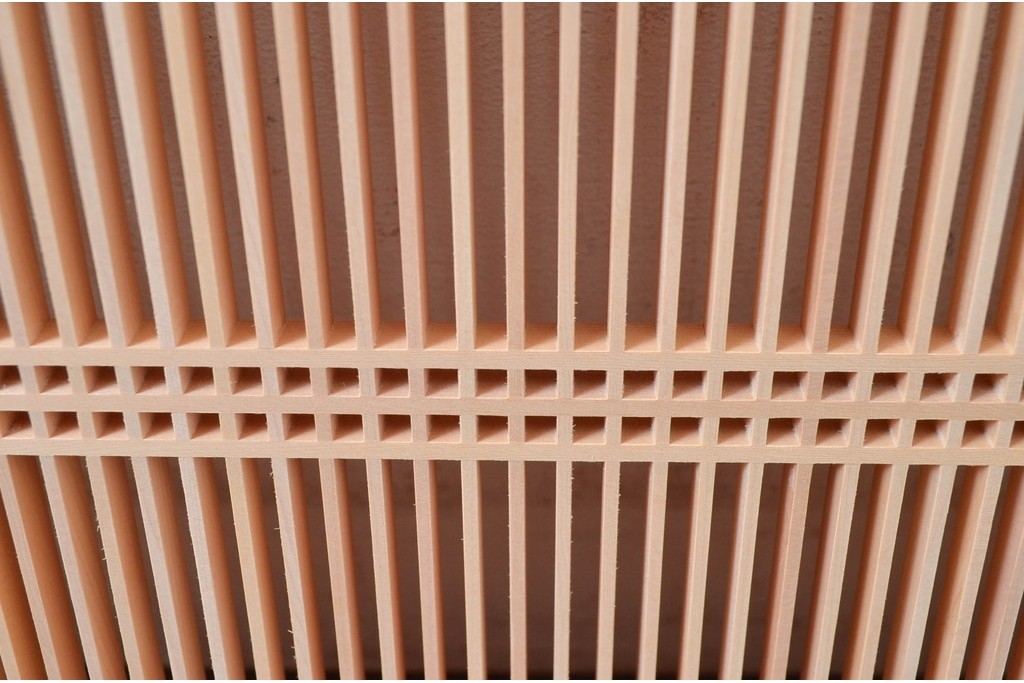 新古　未使用建具　枠(框)なし　細かな縦格子が美しい筬欄間2枚セット　(R-080570)