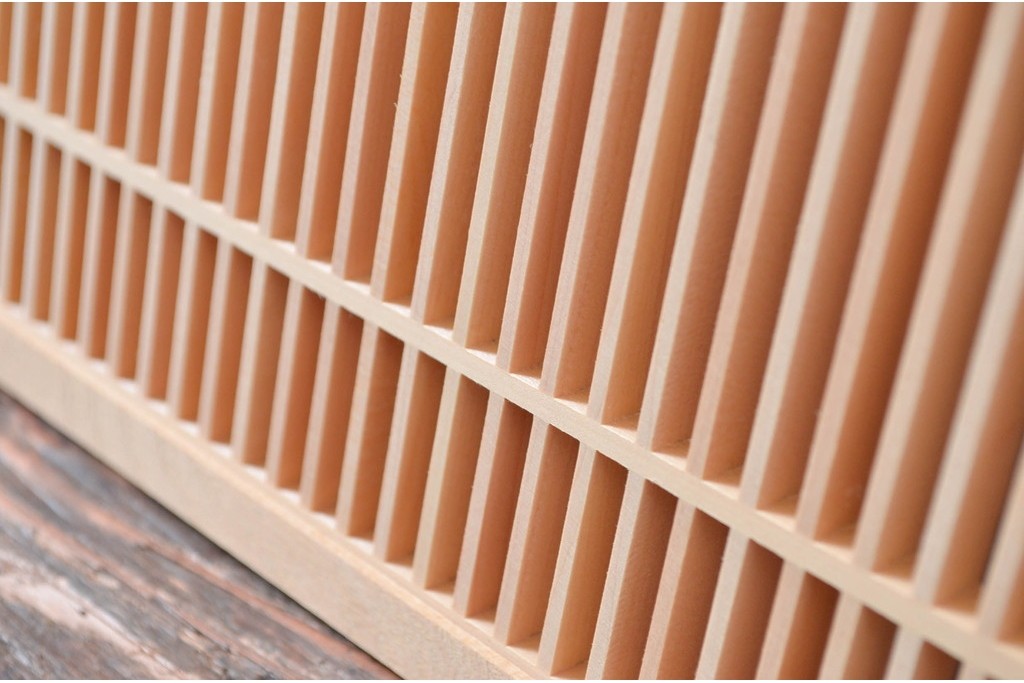 新古　未使用建具　枠(框)なし　細かな縦格子が美しい筬欄間2枚セット　(R-080570)