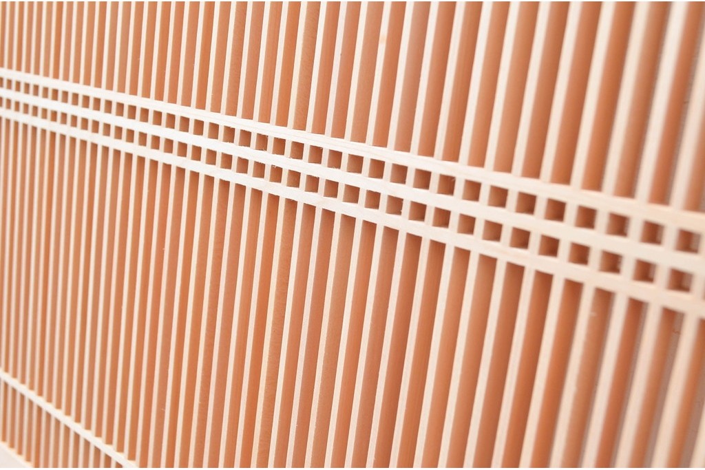 新古　未使用建具　枠(框)なし　細かな縦格子が美しい筬欄間2枚セット　(R-080570)