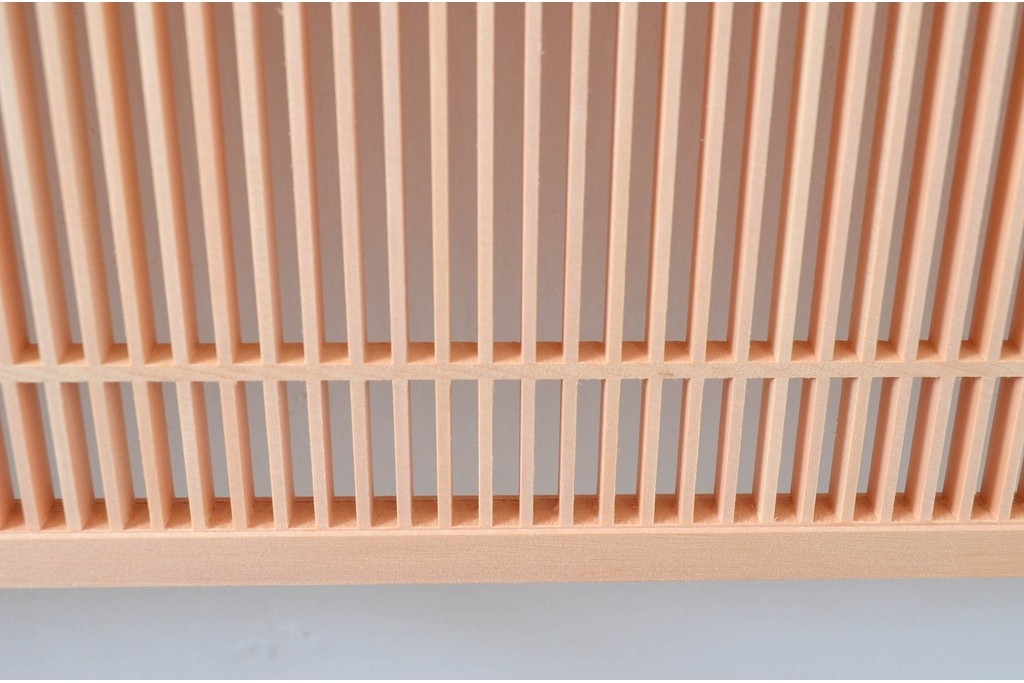 新古　未使用建具　枠(框)なし　細かな縦格子が美しい筬欄間2枚セット　(R-080570)