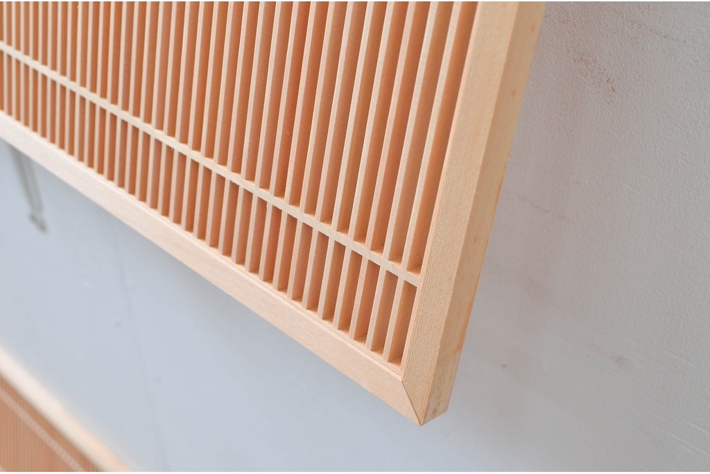 新古　未使用建具　枠(框)なし　細かな縦格子が美しい筬欄間2枚セット　(R-080570)