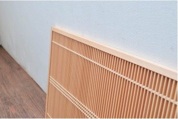 新古　未使用建具　枠(框)なし　細かな縦格子が美しい筬欄間2枚セット　(R-080570)
