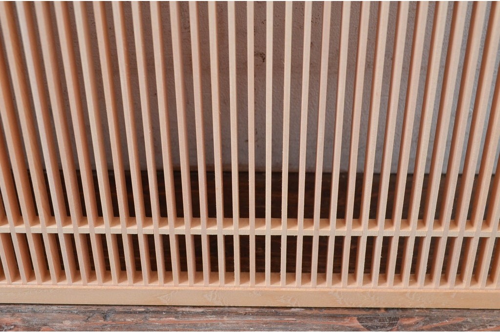 新古　未使用建具　枠(框)なし　細かな縦格子が美しい筬欄間2枚セット　(R-080570)