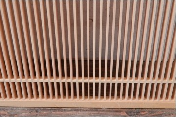 新古　未使用建具　枠(框)なし　細かな縦格子が美しい筬欄間2枚セット　(R-080570)