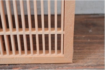 新古　未使用建具　枠(框)なし　細かな縦格子が美しい筬欄間2枚セット　(R-080570)