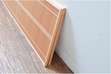 新古　未使用建具　枠(框)なし　細かな縦格子が美しい筬欄間2枚セット　(R-080570)