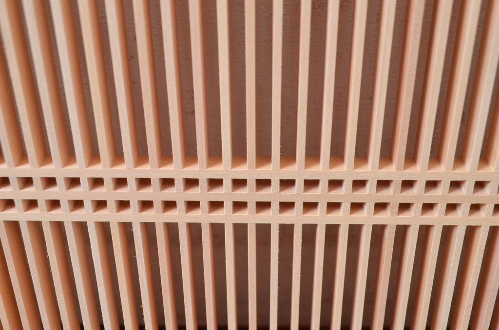 新古　未使用建具　枠(框)なし　細かな縦格子が美しい筬欄間2枚セット　(R-080571)