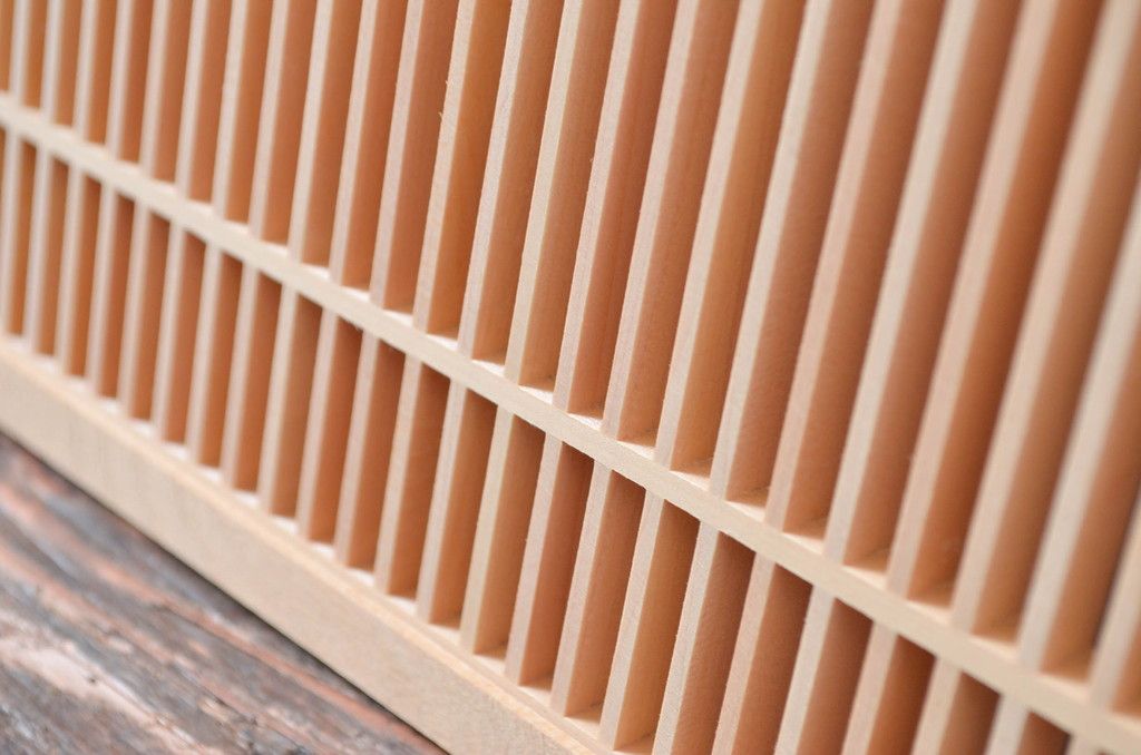 新古　未使用建具　枠(框)なし　細かな縦格子が美しい筬欄間2枚セット　(R-080571)