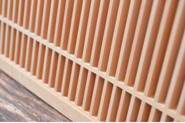 新古　未使用建具　枠(框)なし　細かな縦格子が美しい筬欄間2枚セット　(R-080571)