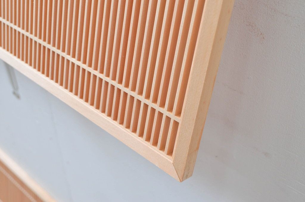 新古　未使用建具　枠(框)なし　細かな縦格子が美しい筬欄間2枚セット　(R-080571)