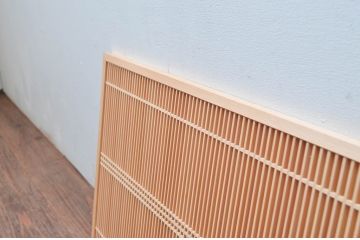 新古　未使用建具　枠(框)なし　細かな縦格子が美しい筬欄間2枚セット　(R-080571)