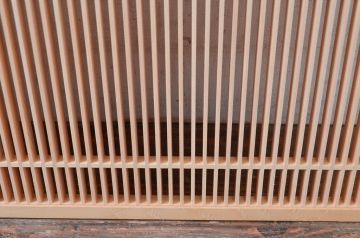 新古　未使用建具　枠(框)なし　細かな縦格子が美しい筬欄間2枚セット　(R-080571)