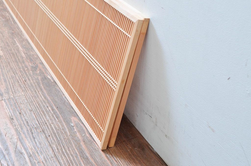 新古　未使用建具　枠(框)なし　細かな縦格子が美しい筬欄間2枚セット　(R-080571)
