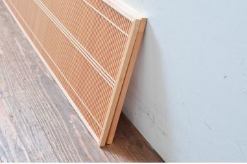 新古　未使用建具　枠(框)なし　細かな縦格子が美しい筬欄間2枚セット　(R-080571)