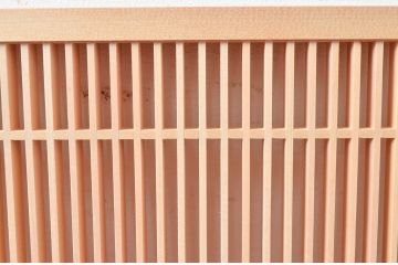 新古　未使用建具　枠(框)なし　細かな縦格子が美しい筬欄間2枚セット　(R-080572)