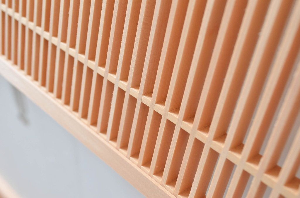 新古　未使用建具　枠(框)なし　細かな縦格子が美しい筬欄間2枚セット　(R-080572)