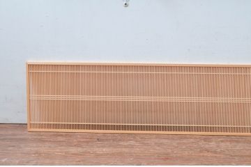 新古　未使用建具　枠(框)なし　細かな縦格子が美しい筬欄間2枚セット　(R-080572)