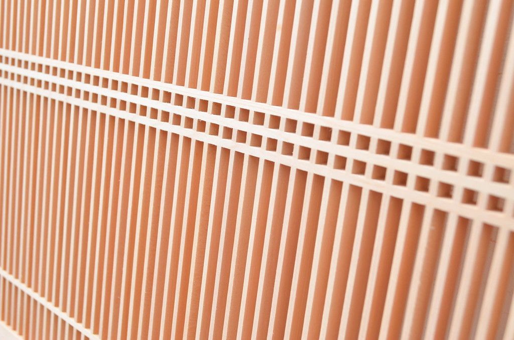 新古　未使用建具　枠(框)なし　細かな縦格子が美しい筬欄間2枚セット　(R-080572)