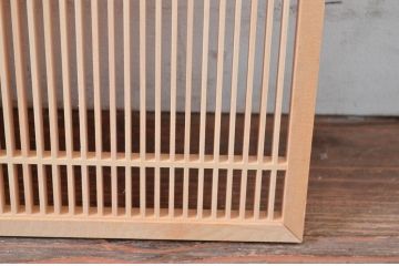 新古　未使用建具　枠(框)なし　細かな縦格子が美しい筬欄間2枚セット　(R-080573)